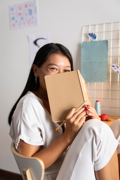 Cuaderno de explotación de mujer de tiro medio