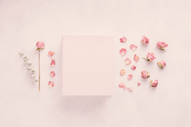 Cuaderno con flor rosa en mesa