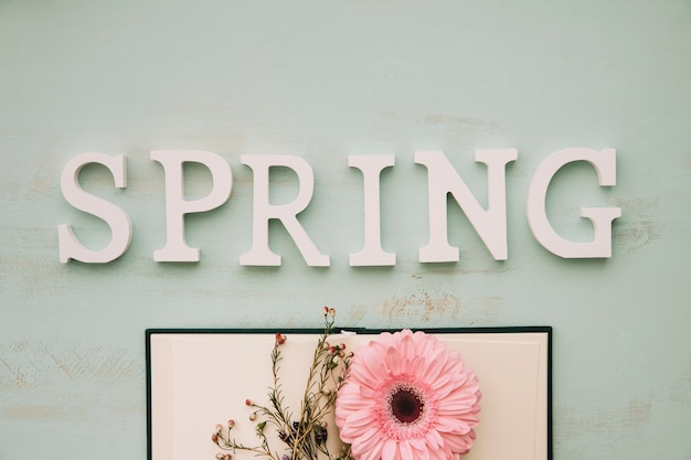 Foto gratuita cuaderno con flores cerca de la escritura de primavera