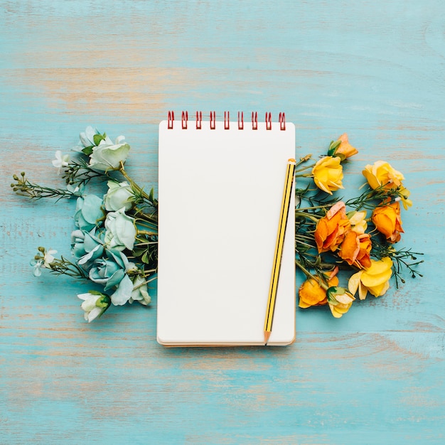 Cuaderno con hermosas flores.