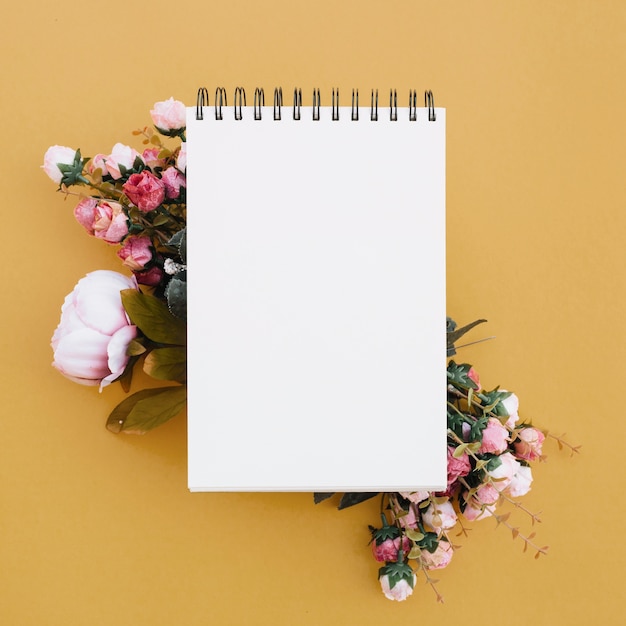 Cuaderno en un hermoso fondo de oro con bonitas flores