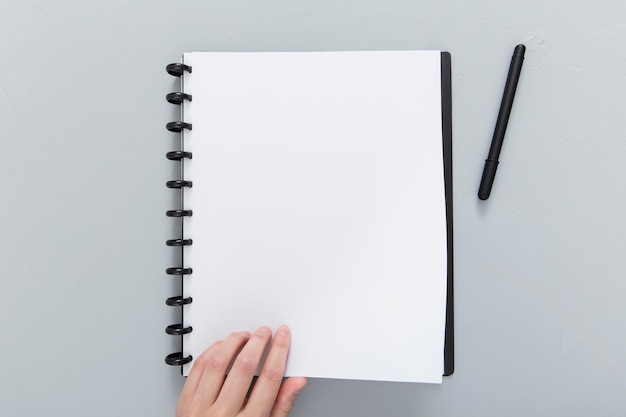 Cuaderno con lapicero en escritorio