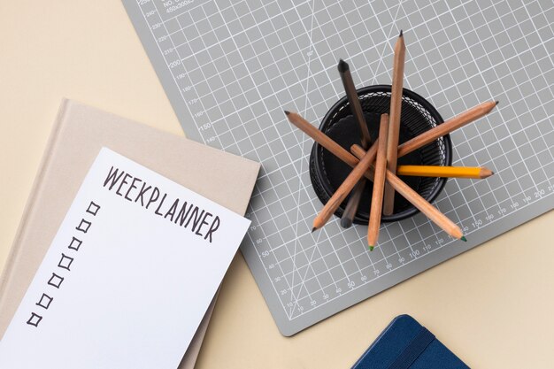 Cuaderno con lista de tareas en el escritorio
