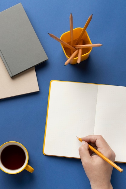 Foto gratuita cuaderno con lista de tareas pendientes en el escritorio con una taza de café al lado