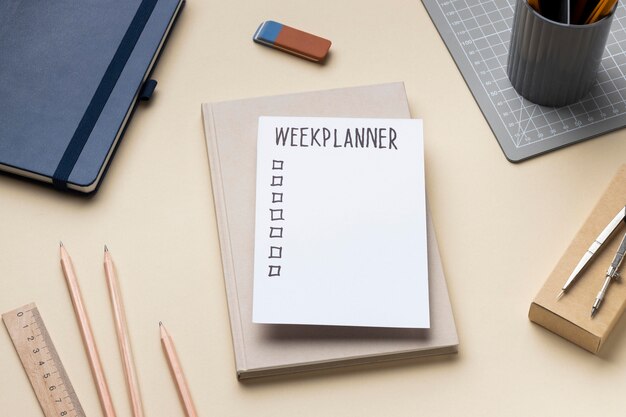 Cuaderno con lista de tareas pendientes en el escritorio
