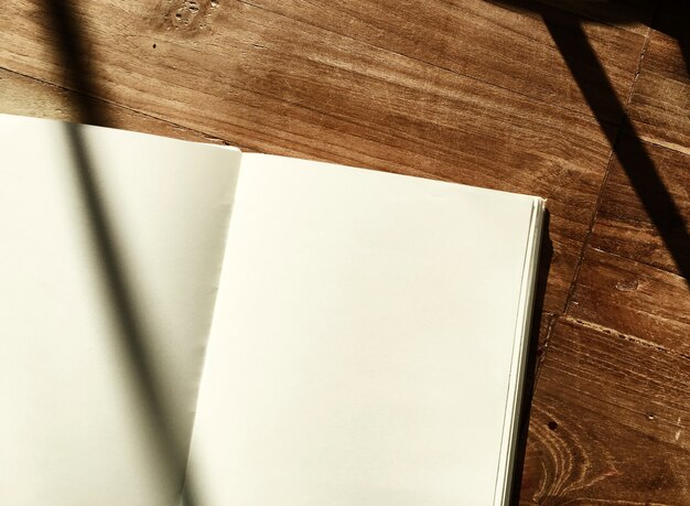 Cuaderno de madera en blanco mesa de oficina
