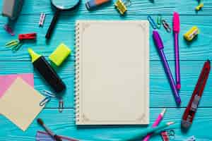 Foto gratuita cuaderno y material escolar