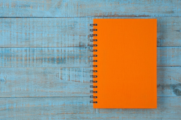 Foto gratuita cuaderno en la mesa de madera azul