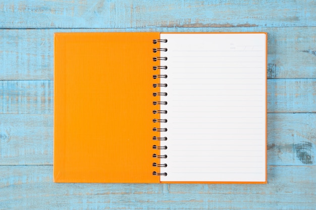 Cuaderno en la mesa de madera azul