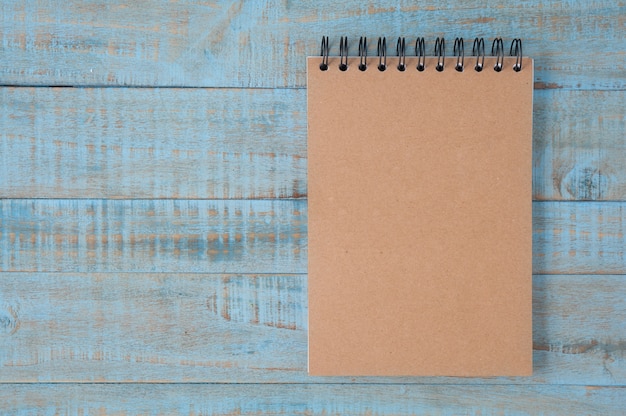 Cuaderno en la mesa de madera azul