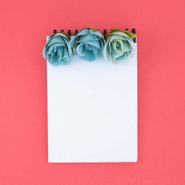 Foto gratuita cuaderno minimalista con flores.