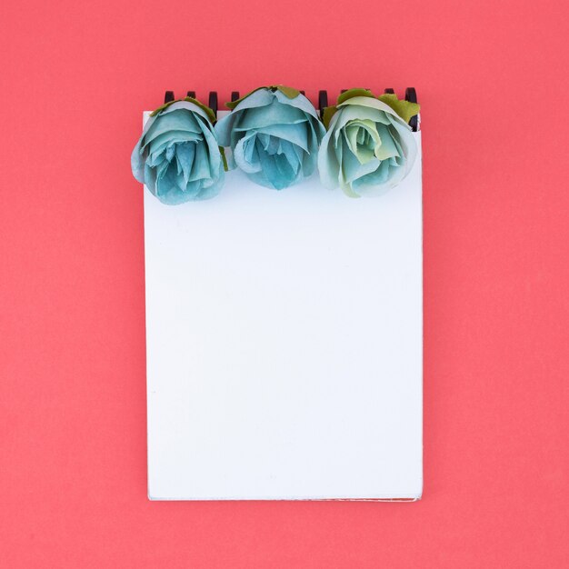 Cuaderno minimalista con flores.