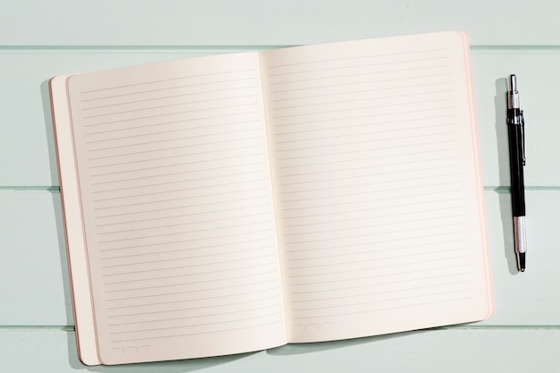 Cuaderno minimalista plano con pluma