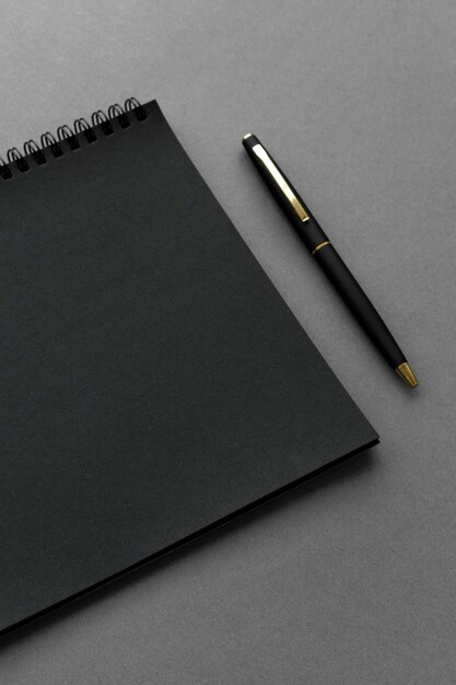 Cuaderno negro con bolígrafo
