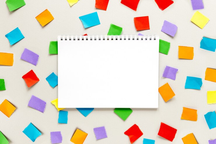 Foto gratuito cuaderno con notas adhesivas