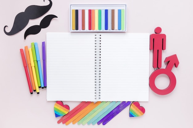 Cuaderno con objetos del día del orgullo