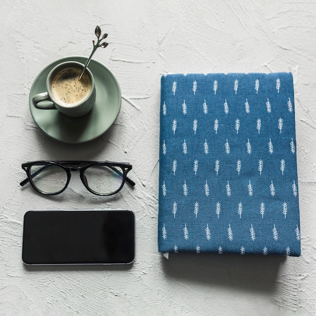 Cuaderno ordenado con gafas y café