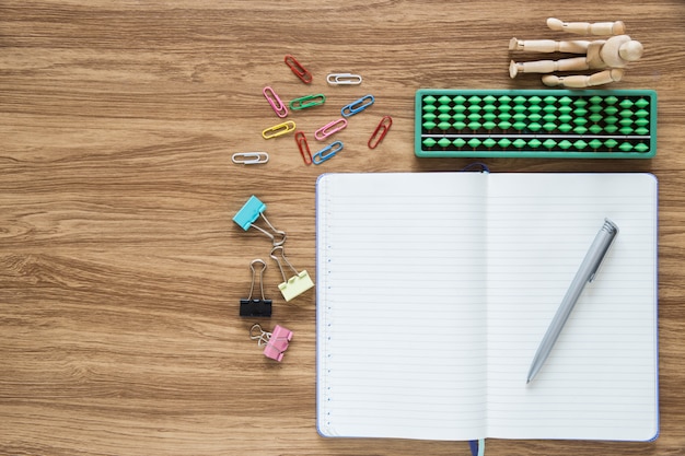 Cuaderno de papel en blanco de la vista superior en espacio de trabajo