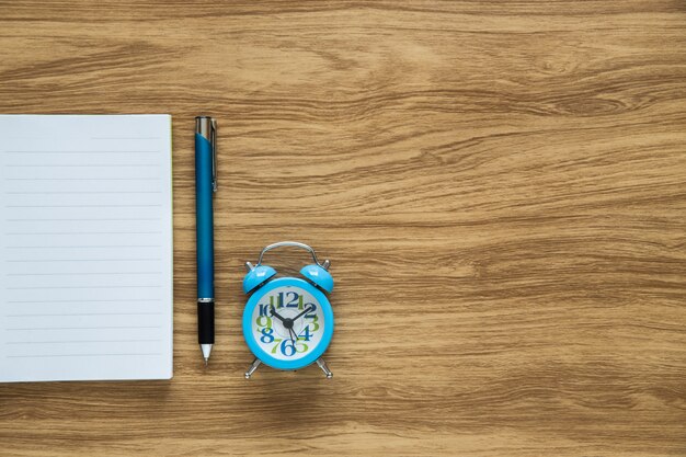 Cuaderno de papel en blanco de la vista superior en espacio de trabajo