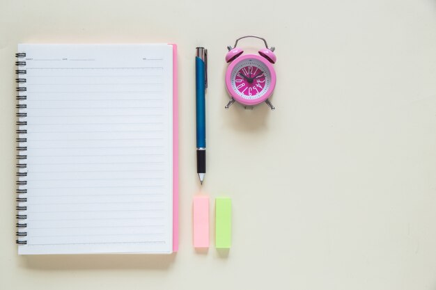 Cuaderno de papel en blanco de la vista superior en espacio de trabajo