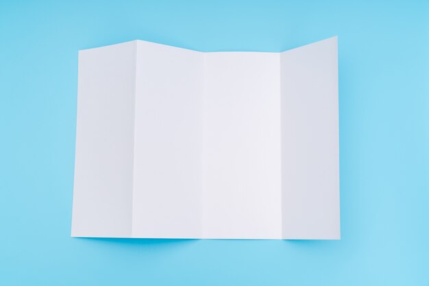Cuaderno papel de plantilla blanco sobre fondo azul.