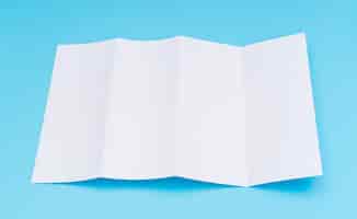 Foto gratuita cuaderno papel de plantilla blanco sobre fondo azul.