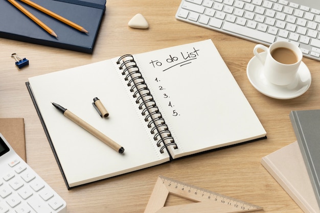 Cuaderno plano con lista de tareas pendientes en el escritorio
