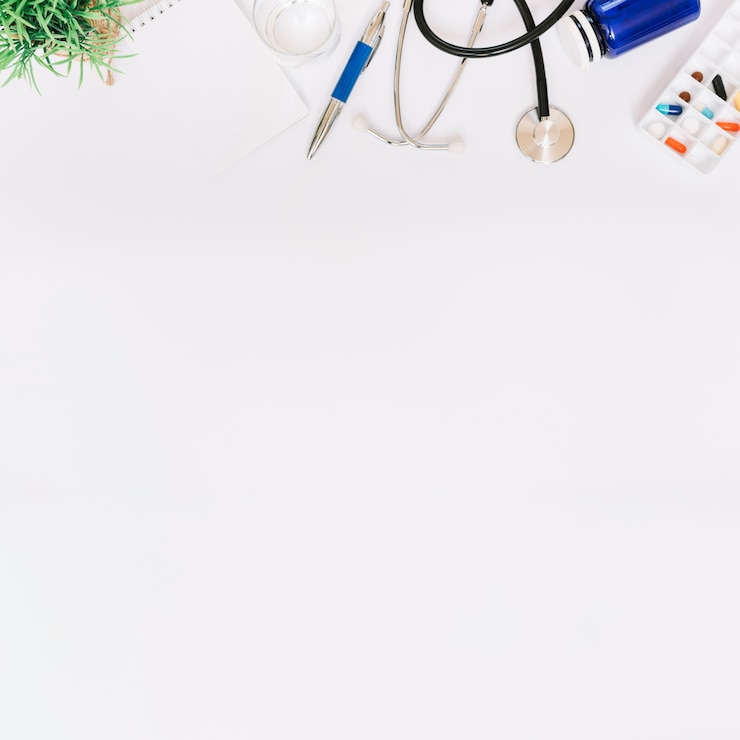Foto gratuito cuaderno y pluma cerca de suministros médicos