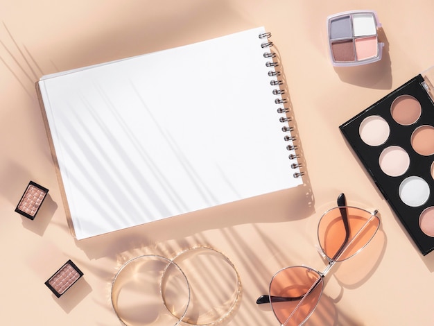 Foto gratuita cuaderno y productos de maquillaje