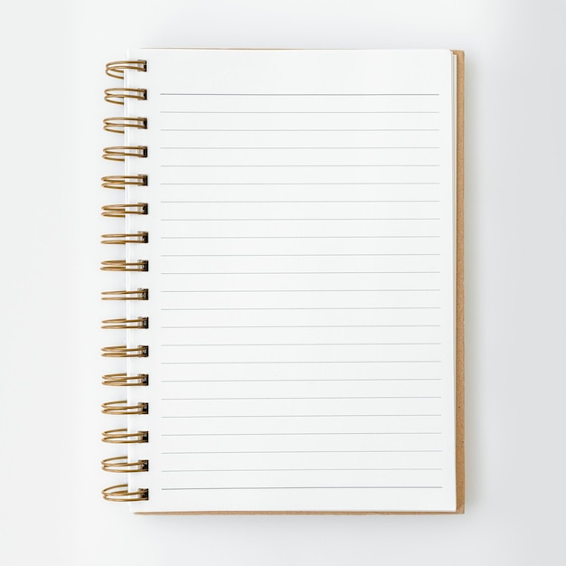 Cuaderno rayado en blanco sobre una mesa blanca