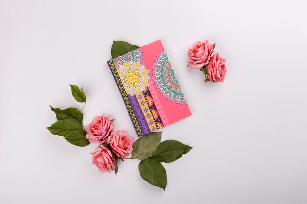 Cuaderno entre rosas