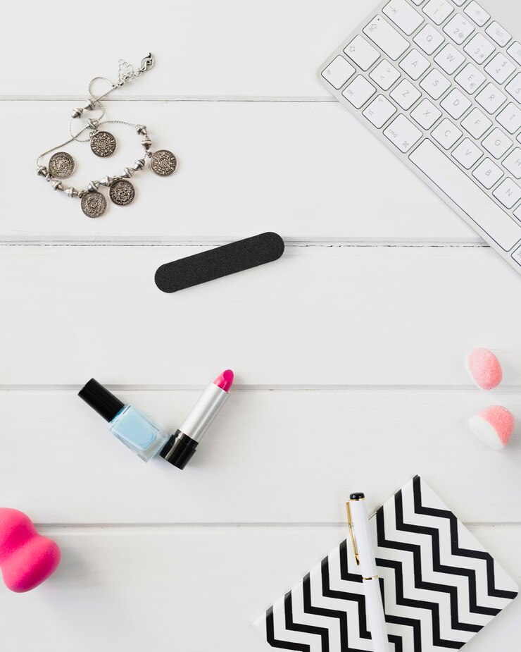 Foto gratuito cuaderno y suministros de belleza cerca del teclado