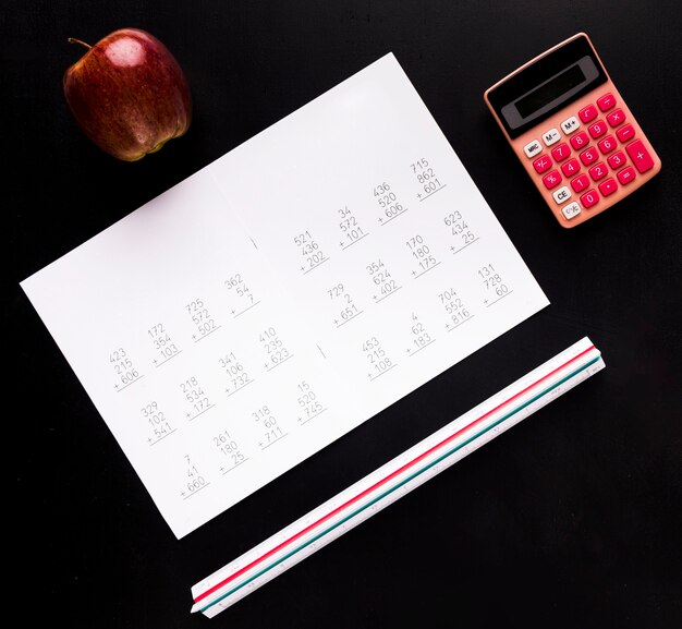 Cuaderno con tareas en mesa negro.