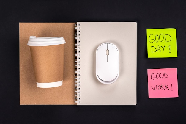 Cuaderno taza desechable mouse y pegatinas de papel con inscripciones