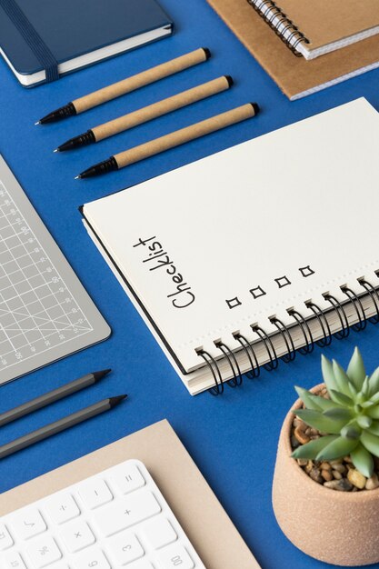 Cuaderno de la vista superior con lista de comprobación en el escritorio