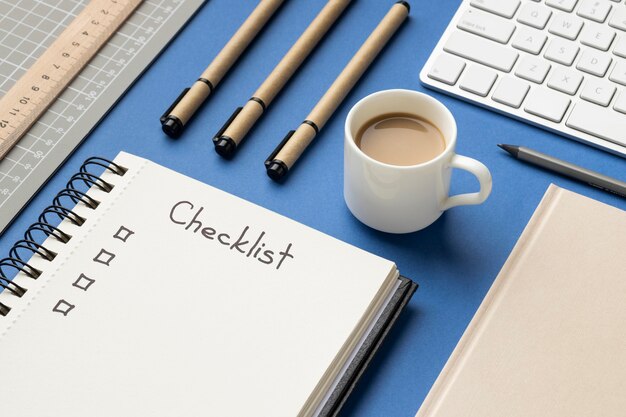 Cuaderno de vista superior con lista de verificación en el escritorio
