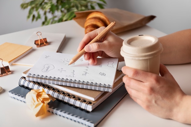 Cuadernos de ángulo alto y arreglo de croissant.