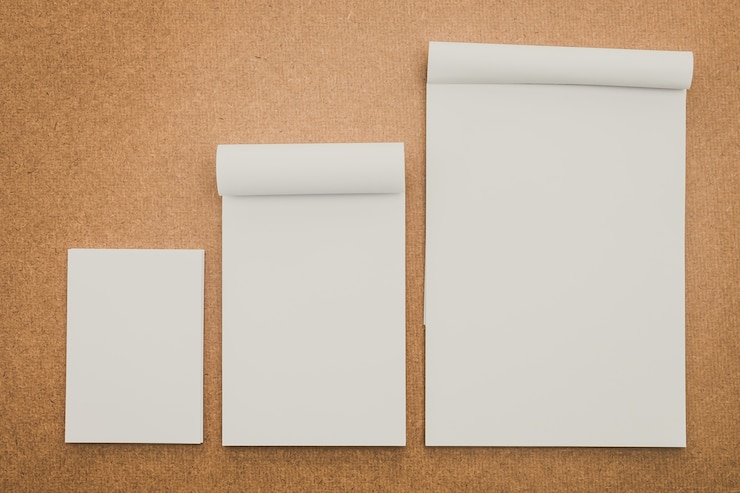 Foto gratuito cuadernos en blanco con diferentes tamaños