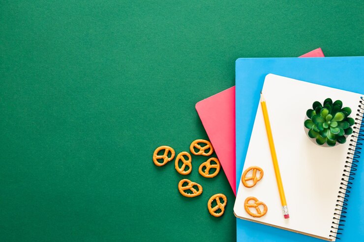 Foto gratuito cuadernos sobre fondo verde concepto de escuela endecha plana