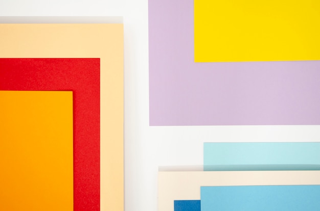 Cuadrados de composición abstracta con papeles de colores.