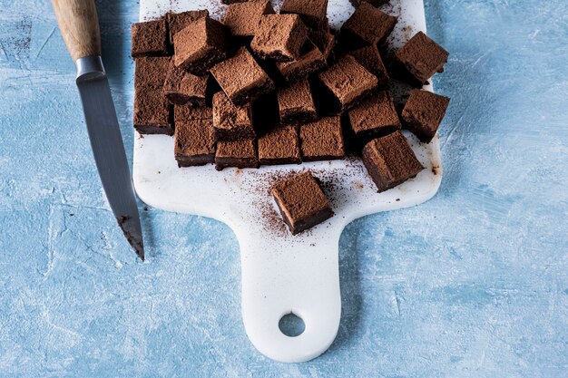 Cuadritos de trufa de ganache de chocolate espolvoreados con cacao cortados en cubos