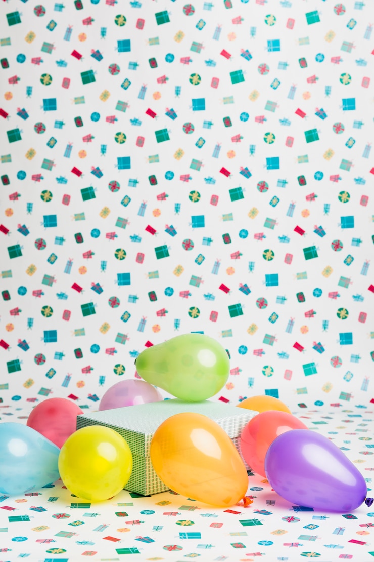 Foto gratuito cuadro actual entre globos brillantes.