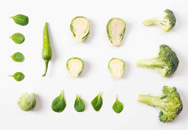 Foto gratuita cuadro artístico de verduras sobre fondo blanco.