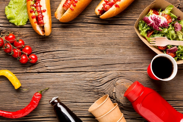 Foto gratuita cuadro de comida con hot dogs y verduras.