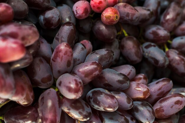 Cuadro completo de uvas rojas.