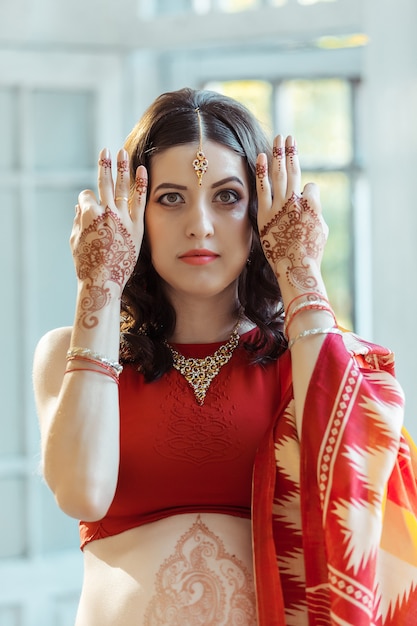 Cuadro indio en manos de mujer, decoración tradicional mehendi