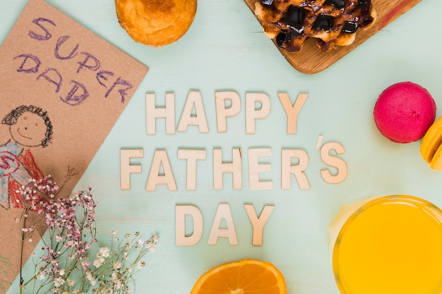 Foto gratuita cuadro lindo y comida alrededor de la escritura feliz del día de padre