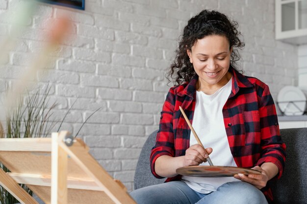 Cuadro mujer sonriente de tiro medio