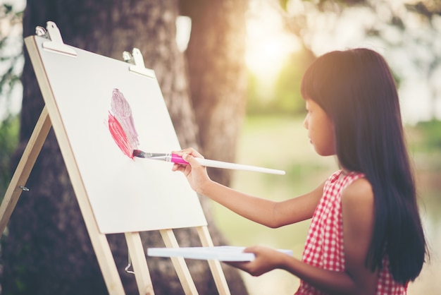 Cuadro de niña artista pintura en el parque