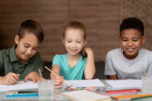 Cuadro niños felices de tiro medio